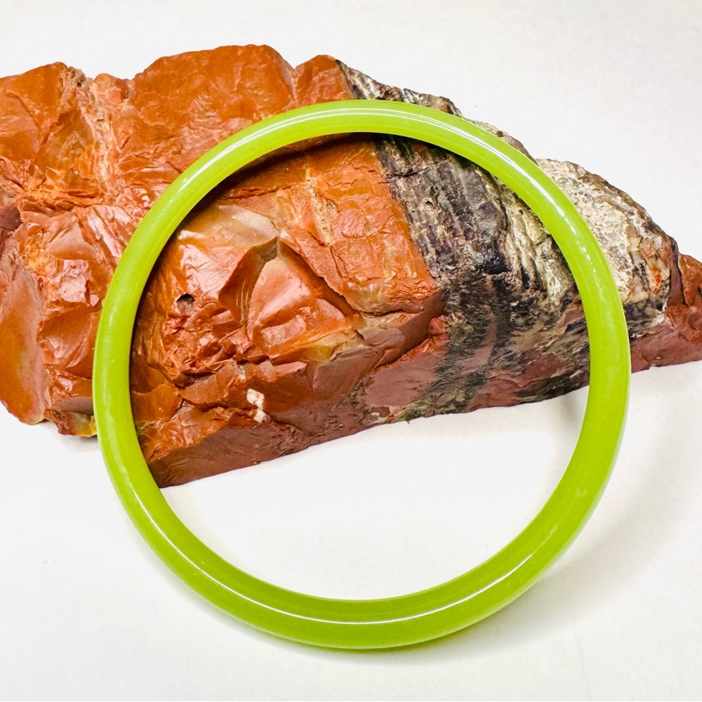 Nephrite Jade Bangle•Bright Green Apple•No Dyes•Original Box•A+ Color•70 mm